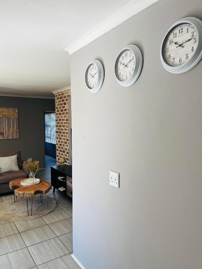 Апартаменты Otis Self Catering Уолфиш-Бей Экстерьер фото