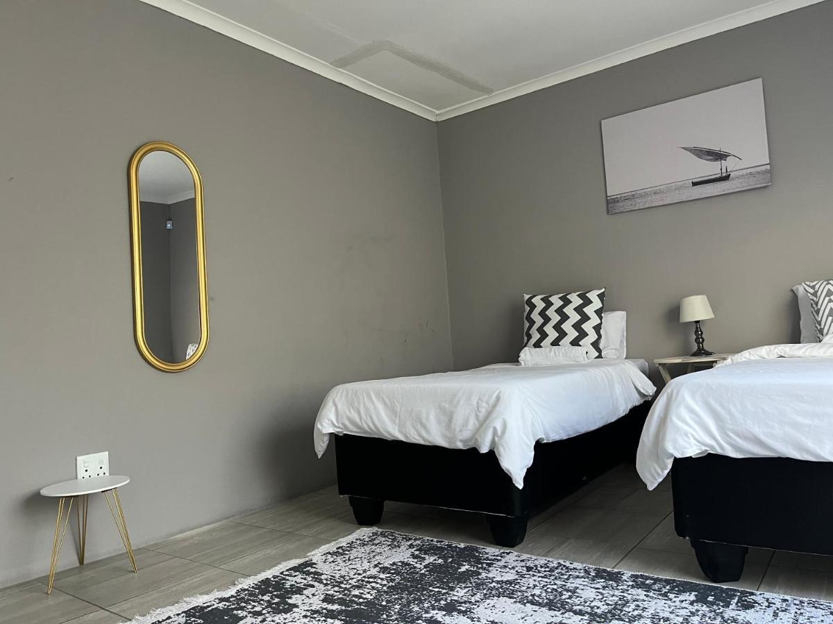 Апартаменты Otis Self Catering Уолфиш-Бей Экстерьер фото