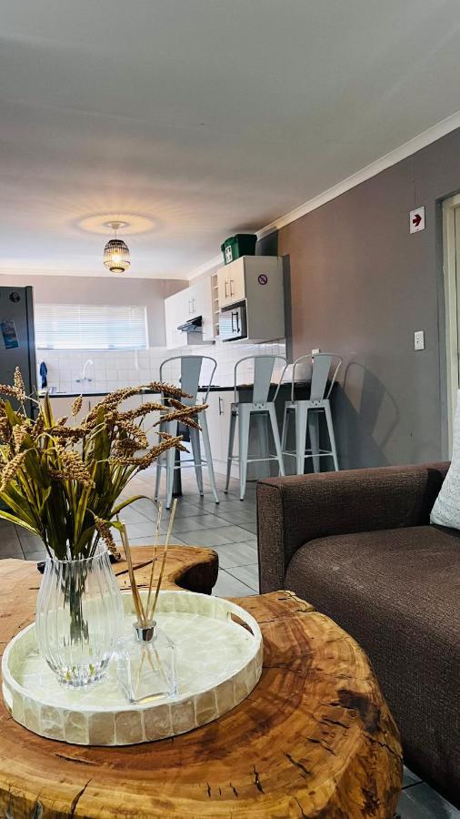 Апартаменты Otis Self Catering Уолфиш-Бей Экстерьер фото