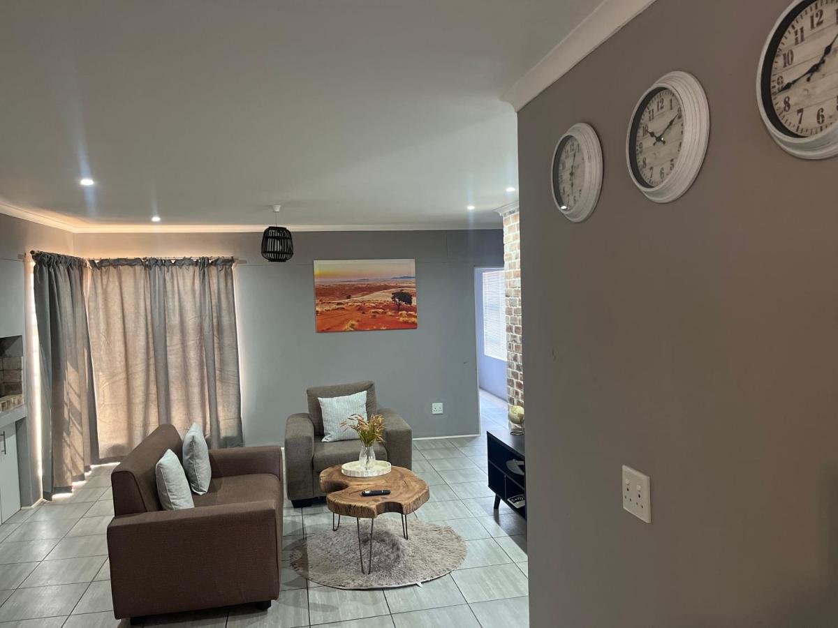 Апартаменты Otis Self Catering Уолфиш-Бей Экстерьер фото