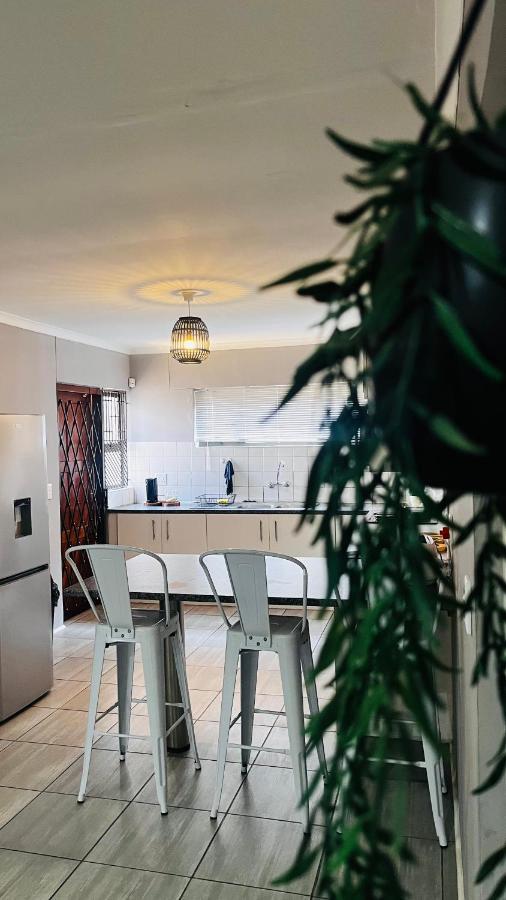 Апартаменты Otis Self Catering Уолфиш-Бей Экстерьер фото