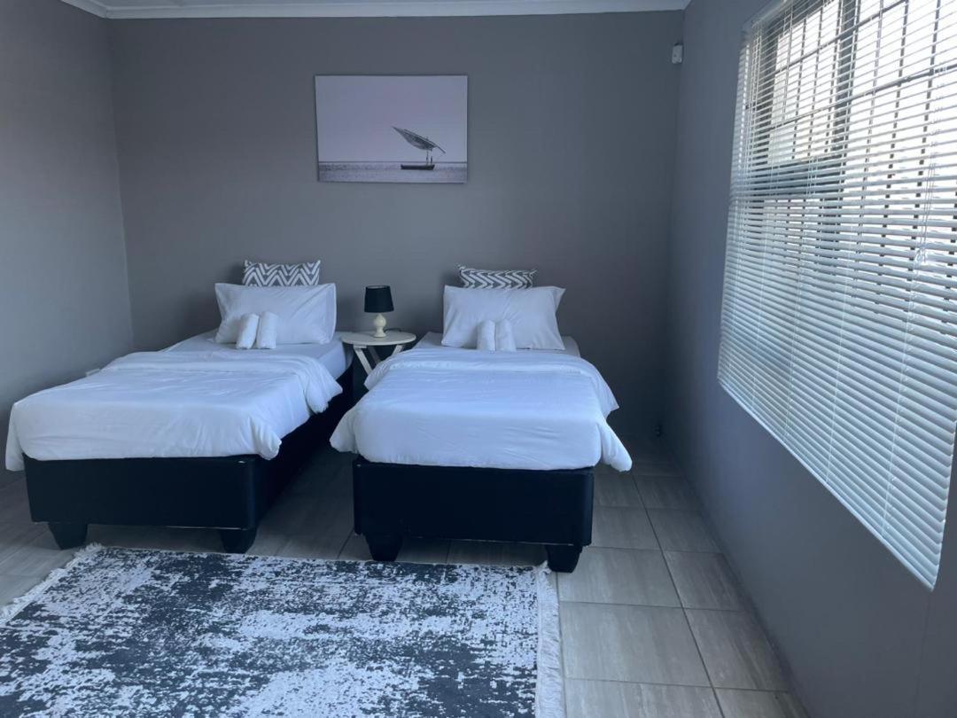 Апартаменты Otis Self Catering Уолфиш-Бей Экстерьер фото